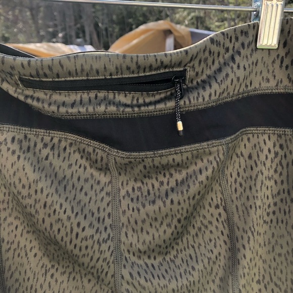 Lululemon Athletica 6 Pace Rival Crop Black  & Army Green Spotted Yoga P… - Picture 5 of 9